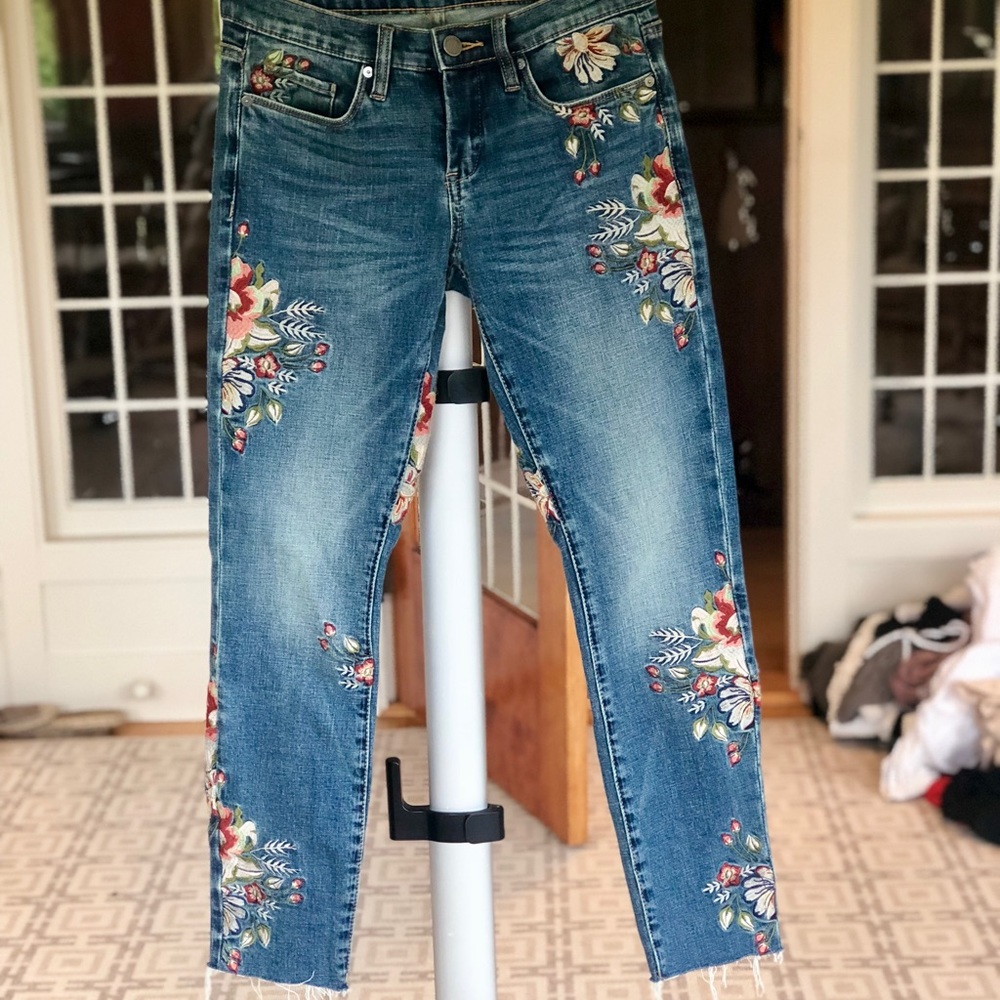 Blank NYC floral embroidered jeans!